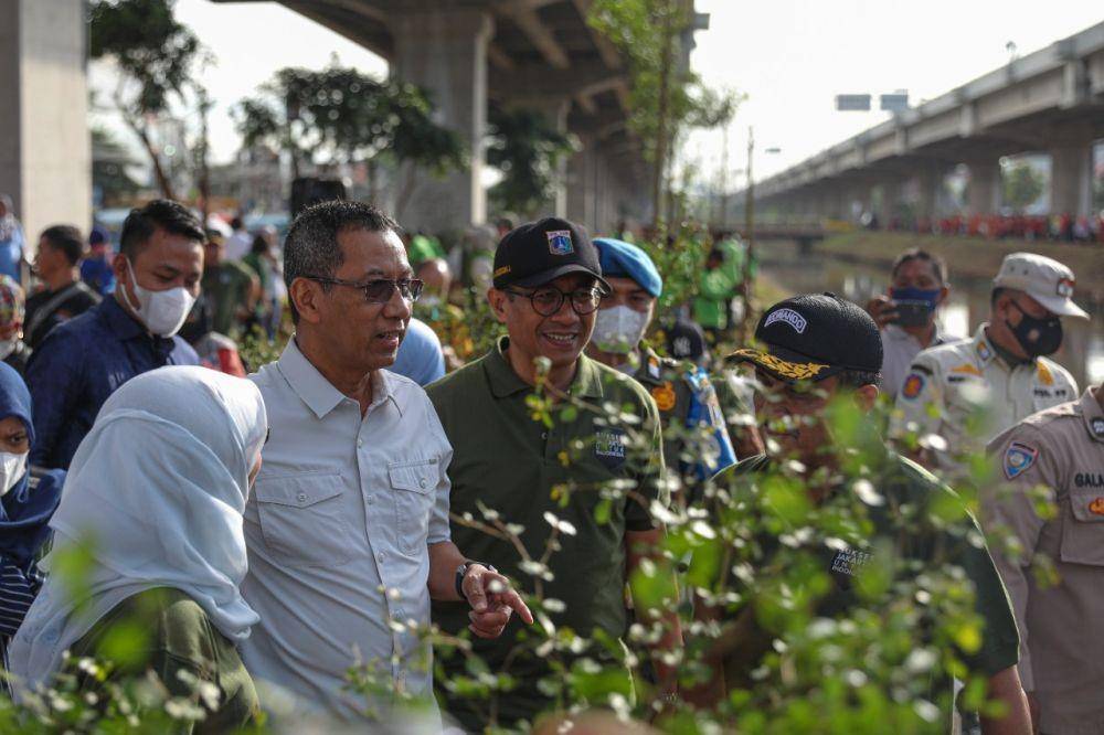 Penjabat (Pj) Gubernur, Heru Budi melakukan kegiatan "Jumat Menanam" sebagai upaya pemanfaatan lahan Fasum di Kalimalang, Jakarta Timur. (Dok.Pemprov DKI)