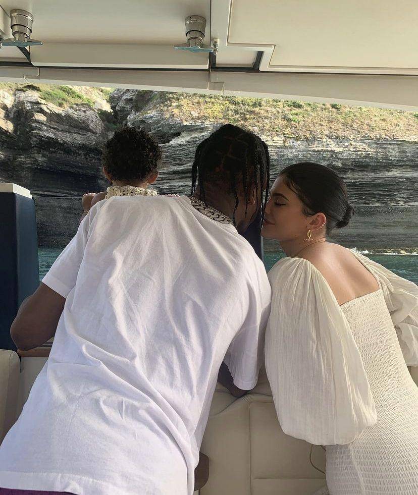 potret mesra Kylie Jenner dan Travis Scott (instagram.con/kyliejenner)