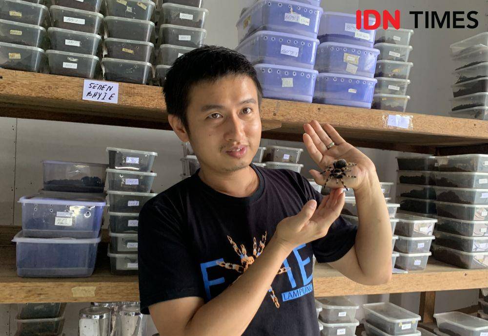 Owner Lapak Kaki 8, Aldo. (IDN Times/Rohmah Mustaurida)