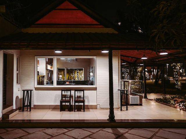 Ilustrasi mini cafe di teras rumah (unsplash.com/Bipin Kumar)