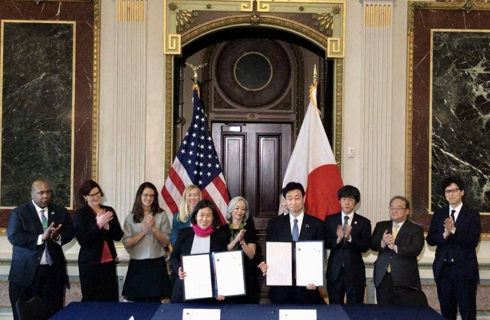 Perwakilan Dagang AS, Katherine Tai (kiri) saat bertemu Menteri Ekonomi, Perdagangan, dan Industri Jepang, Yasutoshi Nishimura pada Jumat (6/1/2023) di Washington. (twitter.com/meti_NIPPON)