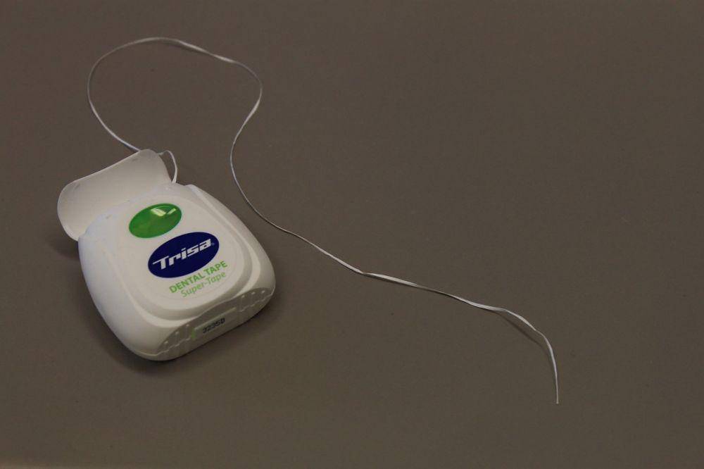 Ilustrasi dental floss (freepik.com/muklinika)
