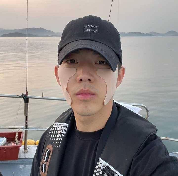 Dowoon DAY6 saat mancing (Instagram.com/d.ddablue)