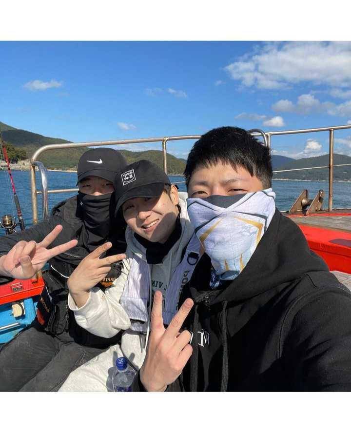 Dowoon DAY6 saat mancing (instagram.com/d.ddablue)