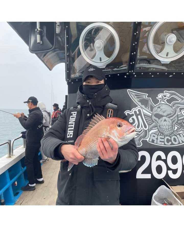 Dowoon DAY6 saat mancing (instagram.com/d.ddablue)