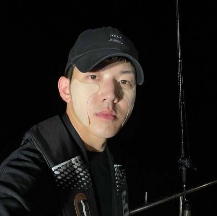 Dowoon DAY6 saat mancing (instagram.com/d.ddablue)