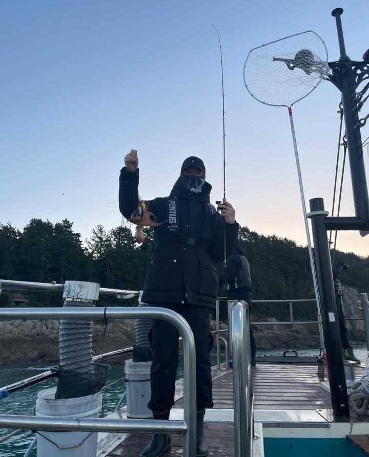Dowoon DAY6 saat mancing (instagram.com/d.ddablue)