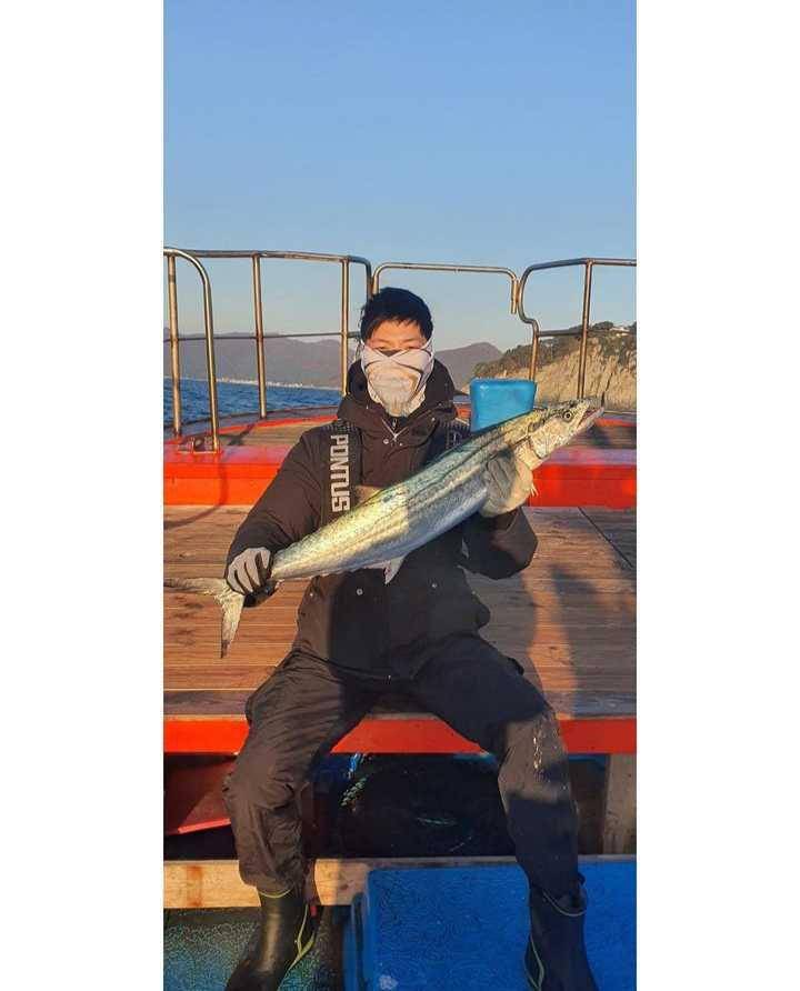 Dowoon DAY6 saat mancing (Instagram.com/d.ddablue)