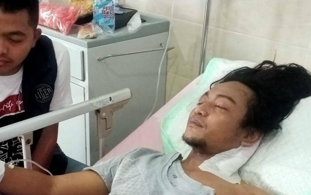 Seorang pengacara di Kabupaten Lamongan bernama Ahmad Umar Buwang saat mendapatkan perawatan. Dok Istimewa