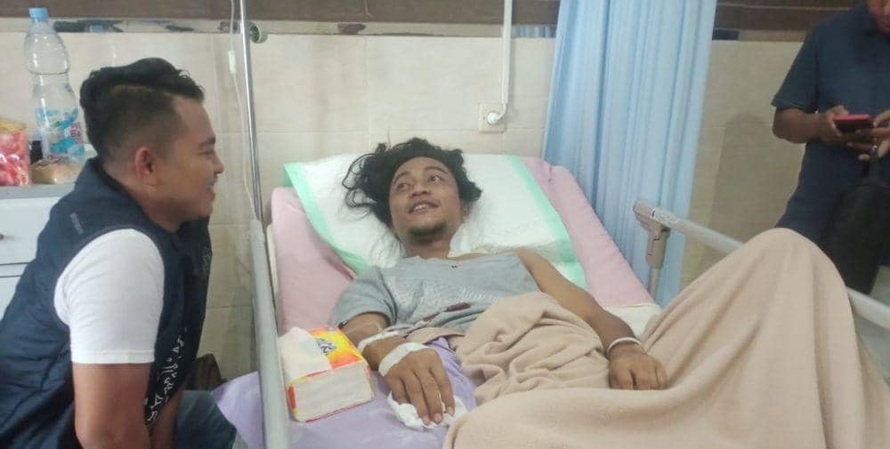 Seorang pengacara di Kabupaten Lamongan bernama Ahmad Umar Buwang saat mendapatkan perawatan. Dok Istimewa