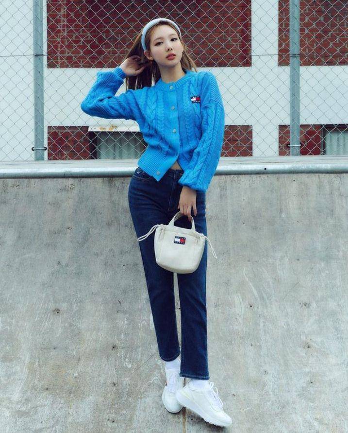 Ootd ala Nayeon TWICE (instagram.com/nayeontwices_)