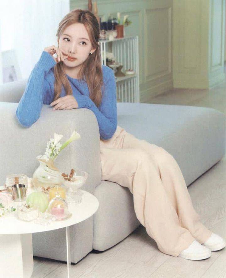 Ootd ala Nayeon TWICE (instagram.com/nayeontwices_)