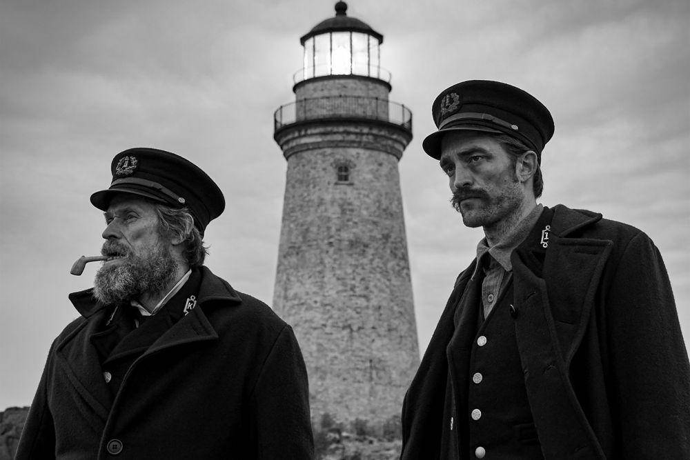 Willem Dafoe dan Robert Pattinson dalam film The Lighthouse (dok. A24/The Lighthouse)