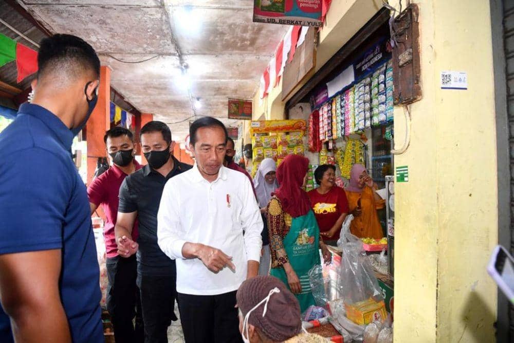 Presiden Joko Widodo meninjau aktivitas perdagangan dan mengecek harga komoditas di Pasar Sentul, Kota Yogyakarta, Minggu (8/1/2023). (Istimewa/Biro Pers Sekretariat Presiden).