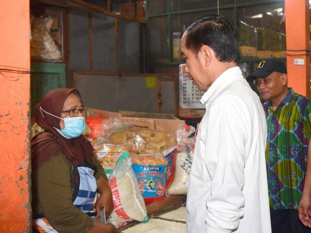 Jokowi Cek Pasar Sentul, Kenaikan Harga Beras Jadi Perhatian