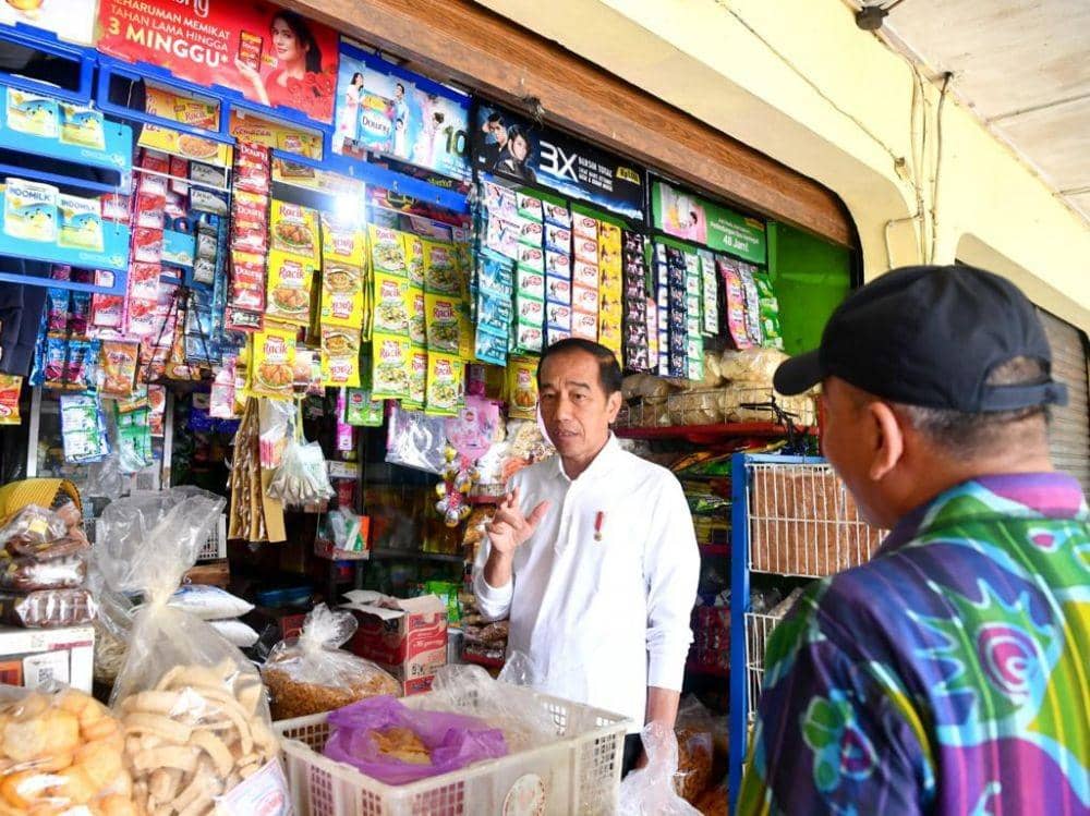 Presiden Joko Widodo meninjau aktivitas perdagangan dan mengecek harga komoditas di Pasar Sentul, Kota Yogyakarta, Minggu (8/1/2023). (Istimewa/Biro Pers Sekretariat Presiden).