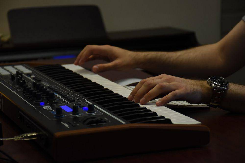 ilustrasi piano (pexels.com/AminAshbaghpour)