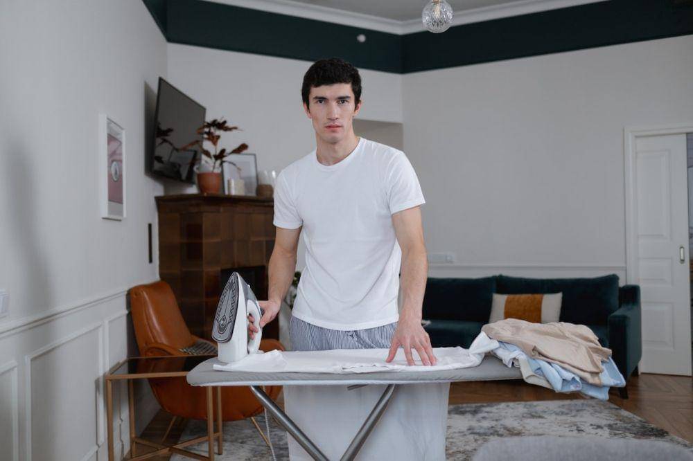 ilustrasi menyetrika (pexels.com/cottonbro studio)