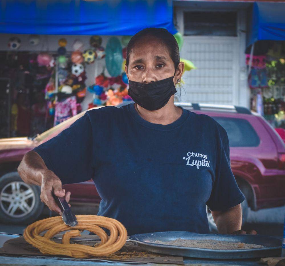 ilustrasi seorang wanita sedang churros (pexels.com/Dux Camp.)
