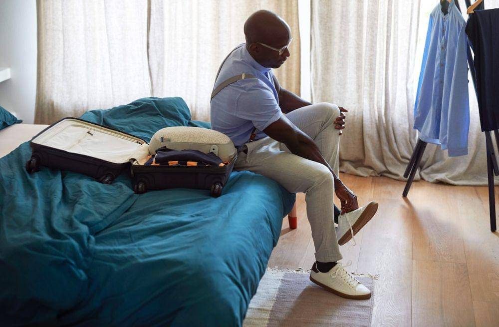 ilustrasi memakai sepatu (pexels.com/Julian Jagtenberg)