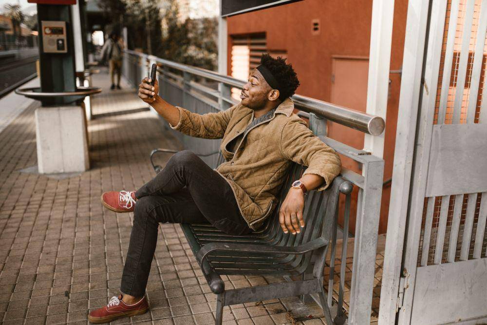 ilustrasi video call (pexels.com/RODNAE Productions)