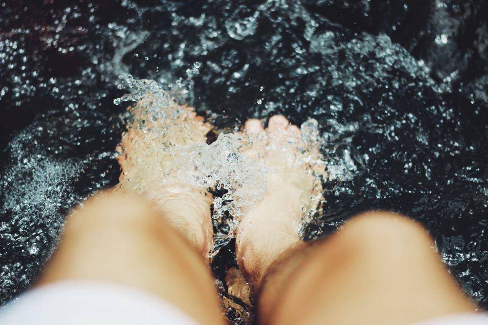 Ilustrasi rendam kaki (unsplash.com/Zé Zorzan)