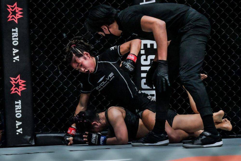 Victoria Lee menekuk Sunisa Srisen dalam debutnya di ONE : FISTS OF FURY. (dok. ONE Championship)