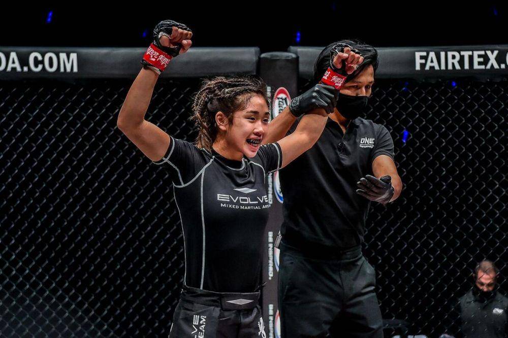 Victoria Lee mengangkat tangannya usai mengalahkan Sunisa Srisen di ONE: FISTS OF FURY (dok. ONE Championship)