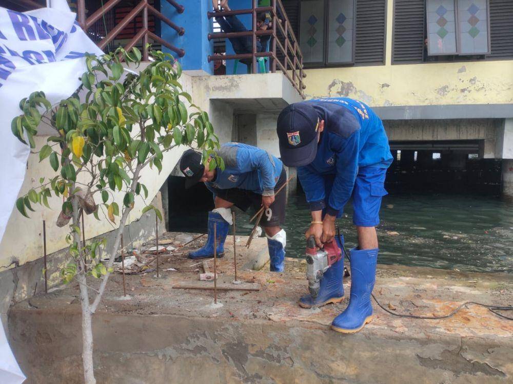 Petugas SDA Kecamatan Penjaringan, Jakarta Utara akan meninggikan tanggul. (Dok. Humas Pemkot Jakarta Utara)