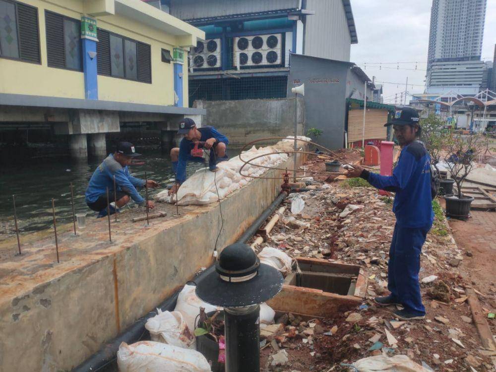 Petugas SDA Kecamatan Penjaringan, Jakarta Utara akan meninggikan tanggul. (Dok. Humas Pemkot Jakarta Utara)