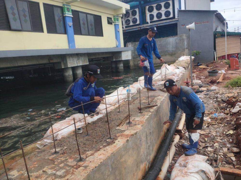 Petugas SDA Kecamatan Penjaringan, Jakarta Utara akan meninggikan tanggul. (Dok. Humas Pemkot Jakarta Utara)