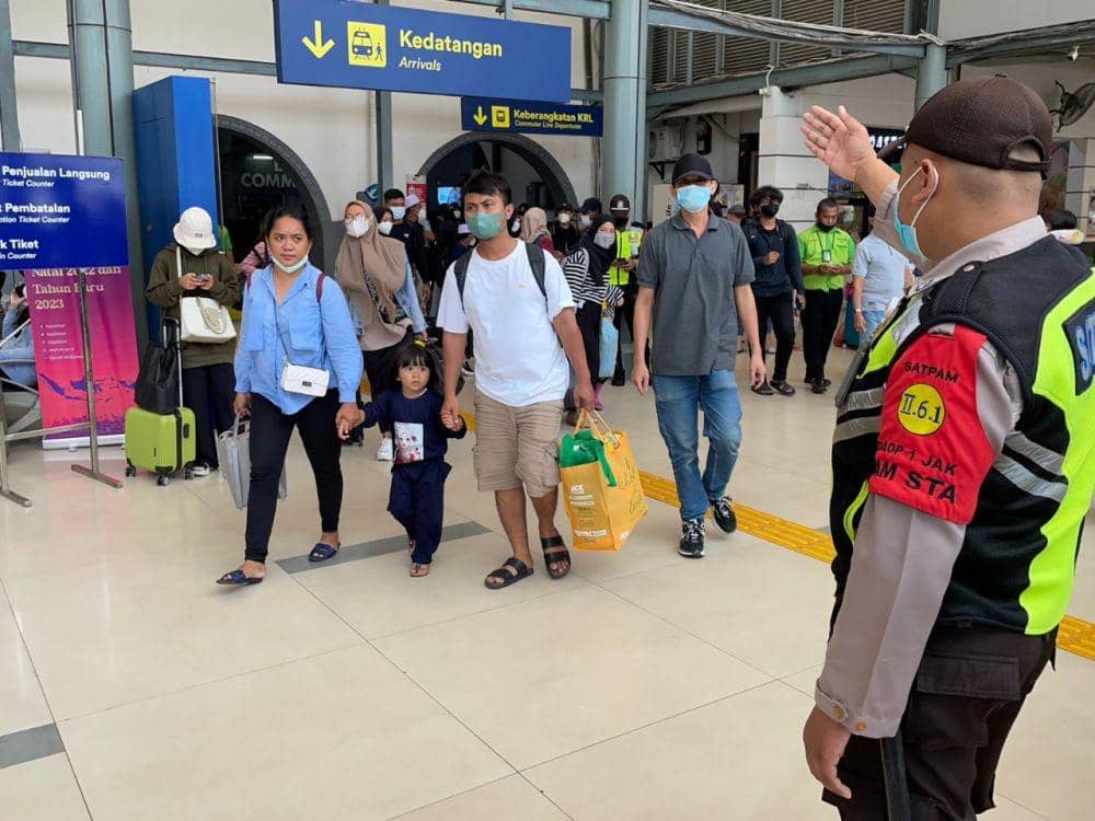 Penumpang kereta turun di Stasiun Gambir (dok. Daop 1 Jakarta)