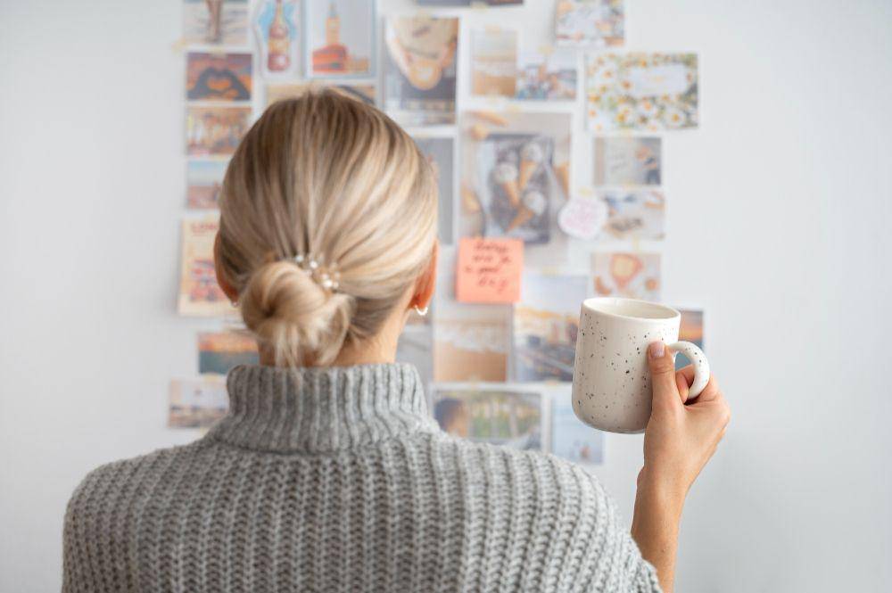 ilustrasi melihat vision board (freepik.com/freepik)