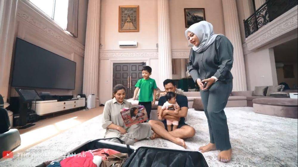 Ameena buka oleh-oleh (youtube.com/thehermansyaha6world)