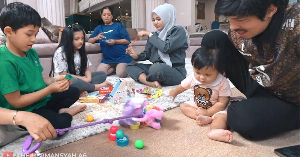 Ameena buka oleh-oleh (youtube.com/thehermansyaha6world)