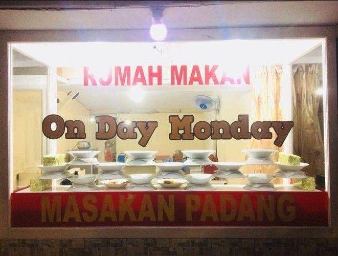 nama warung nasi Padang (twitter.com/nocontextwarung)
