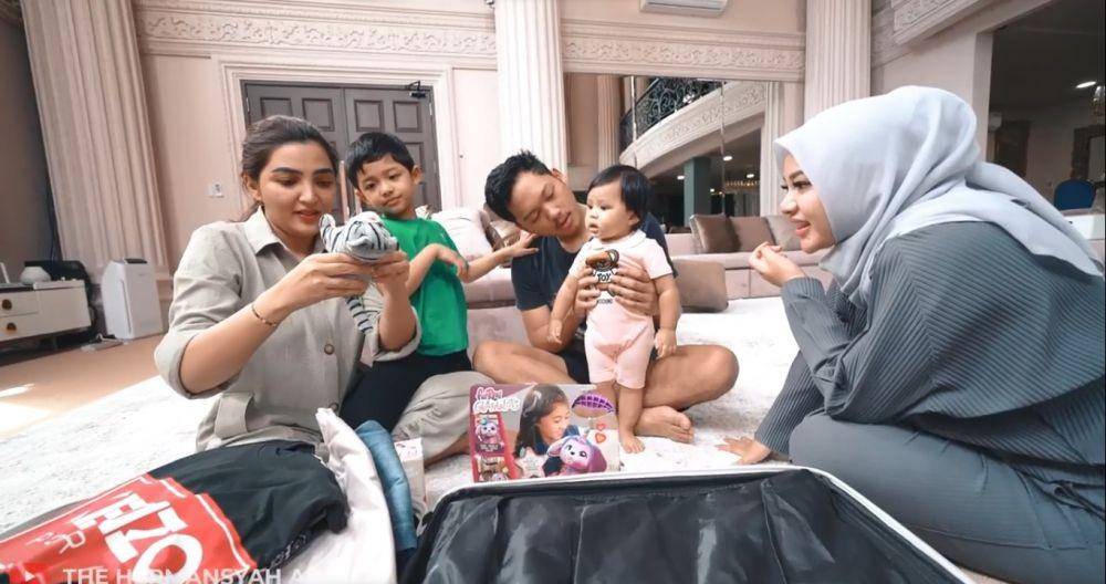 Ameena buka oleh-oleh (youtube.com/thehermansyaha6world)