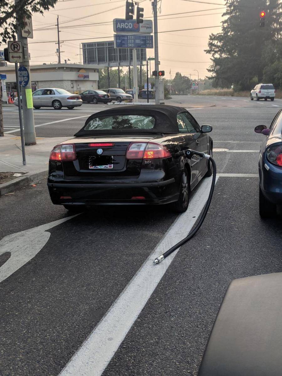 potret nyeleneh orang bawa mobil (reddit.com/user/MoistWave)