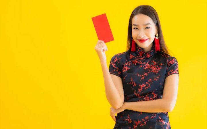 ilustrasi remaja menerima angpao (freepik.com/lifeforstock)
