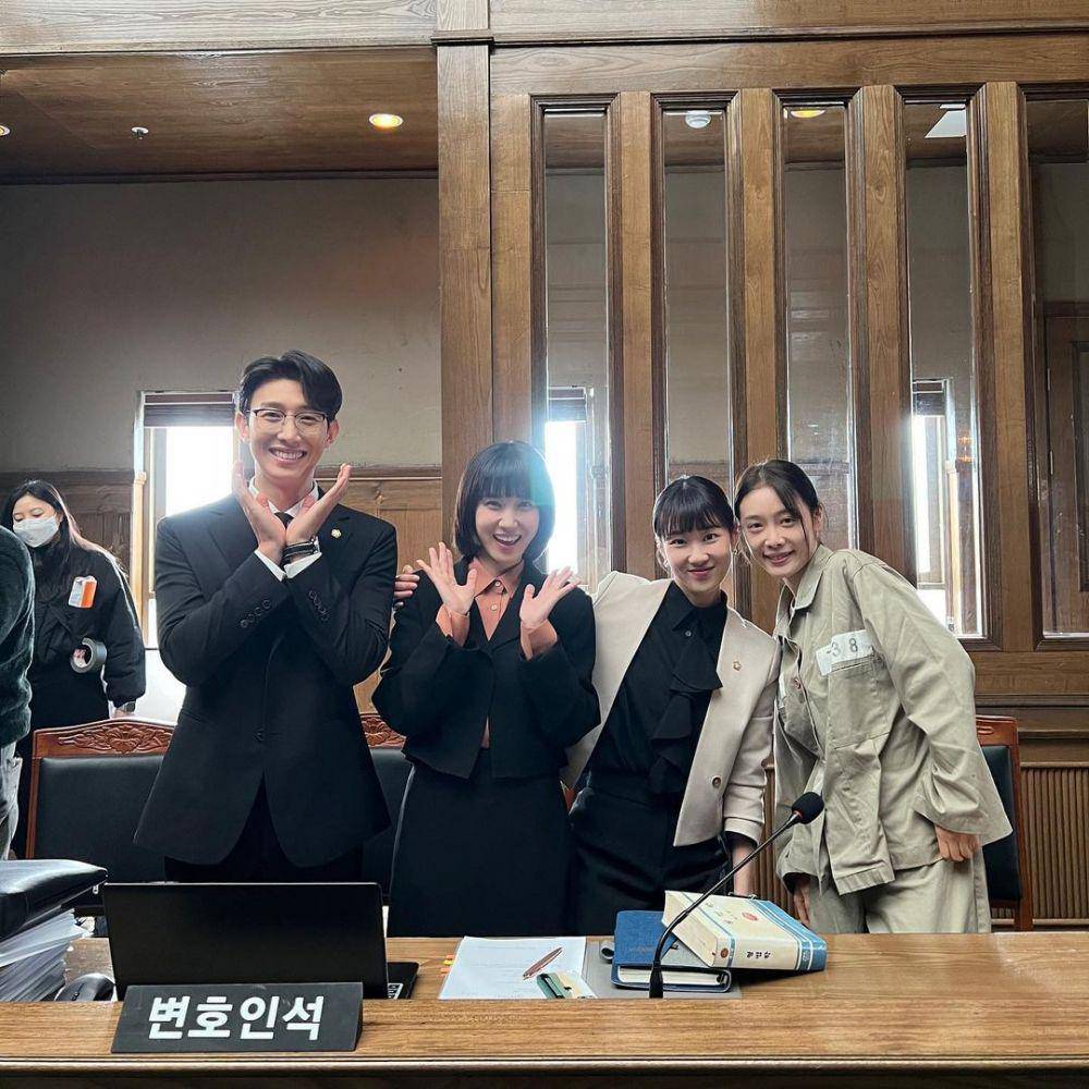 Kim Hieora (paling kiri) bersama pemain drama Extraordinary Attorney Woo (instagram.com/hiiiii_o.o_ps)