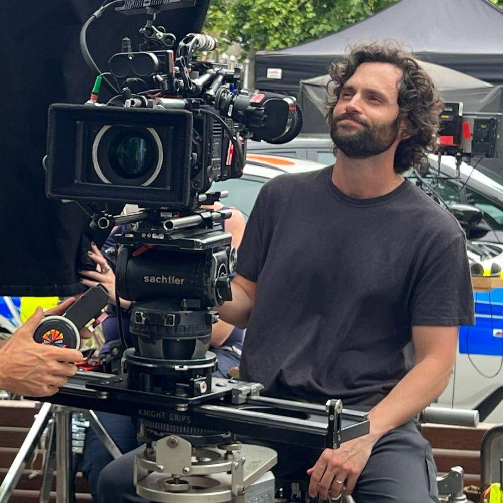 Penn Badgley di belakang layar You S4 (instagram.com/mffiii)