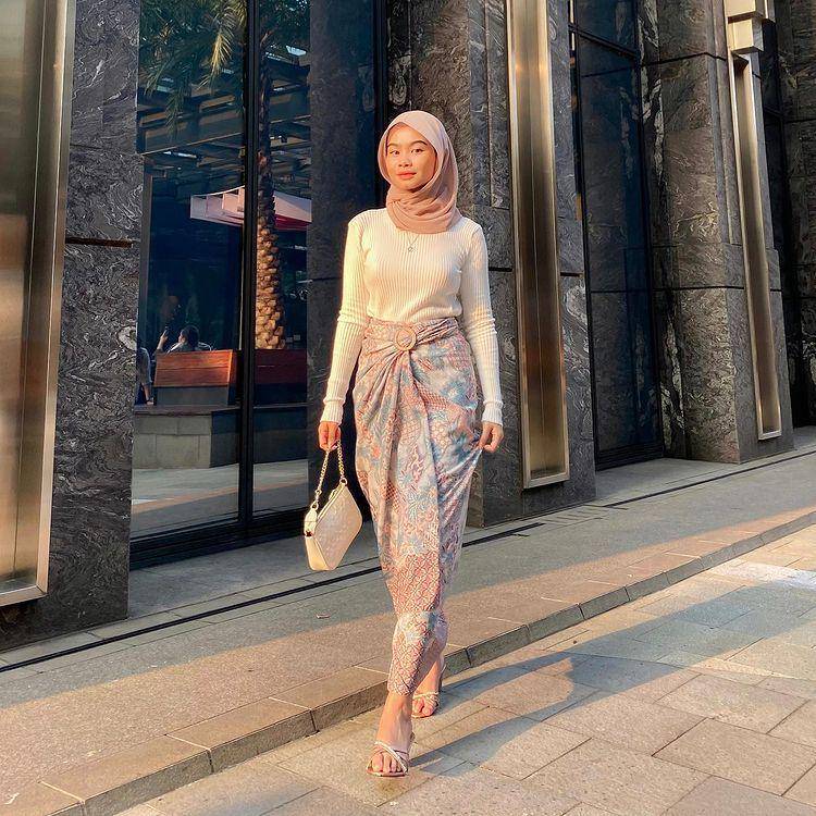 inspirasi outfit dengan rok batik (instagram.com/nolaclr.a)