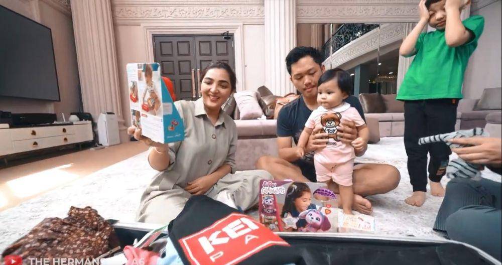 Ameena buka oleh-oleh (youtube.com/thehermansyaha6world)