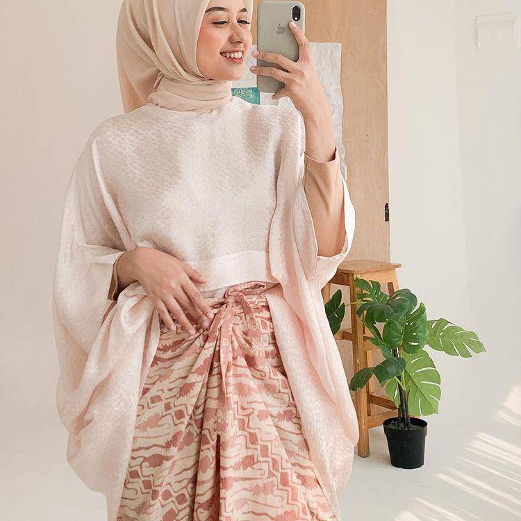 inspirasi outfit dengan rok batik (instagram.com/rustikamiana)