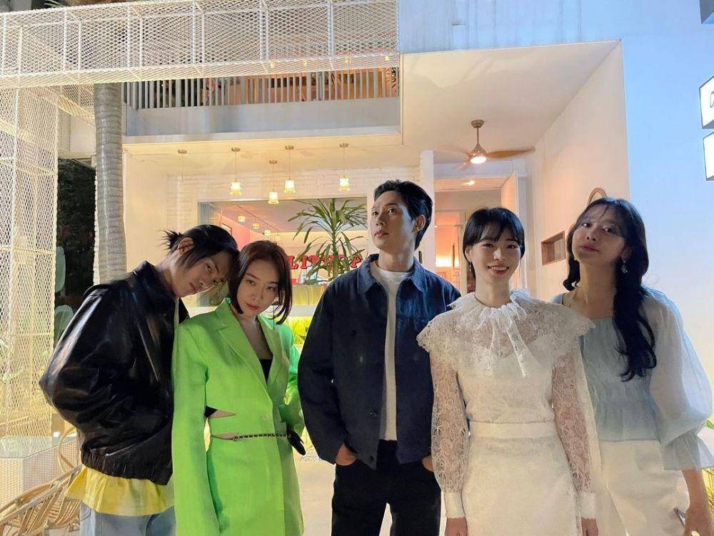 Kim Hieora (baju hijau) bersama pemain The Glory (instagram.com/limjjy2)