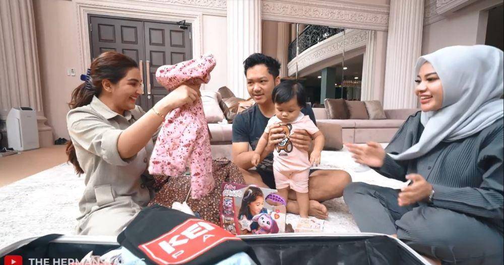 Ameena buka oleh-oleh (youtube.com/thehermansyaha6world)