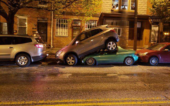 potret nyeleneh orang bawa mobil (imgur.com/unknown)