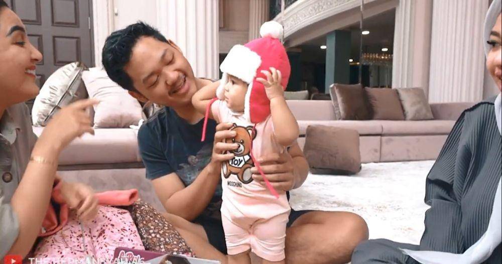 Ameena buka oleh-oleh (youtube.com/thehermansyaha6world)