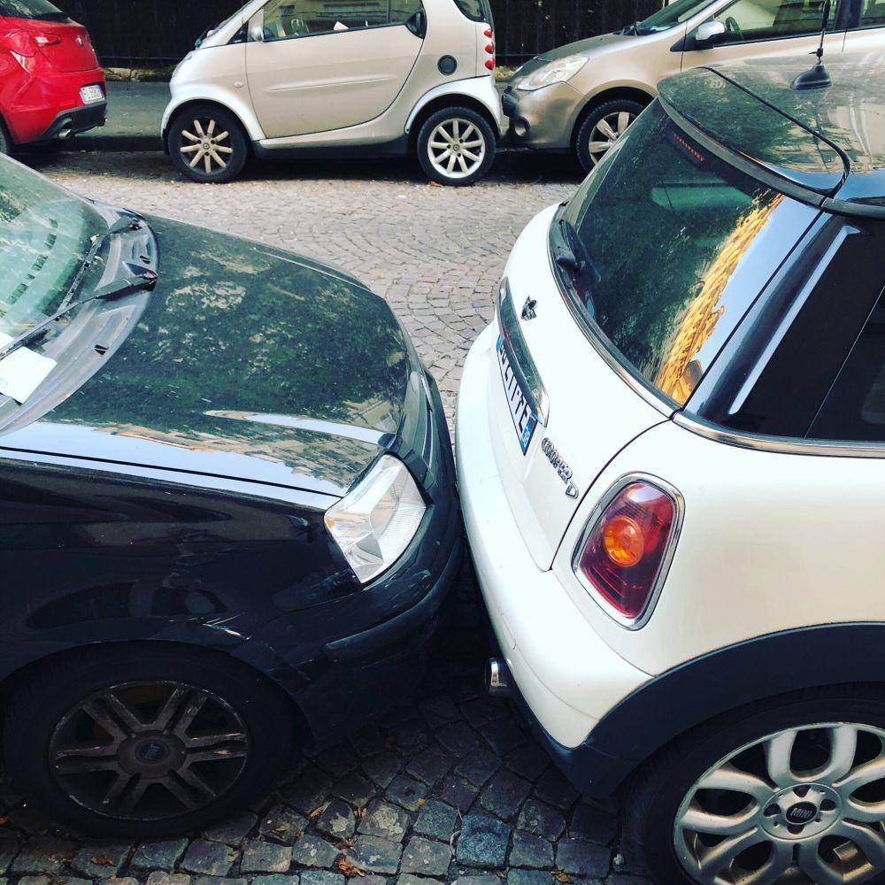 potret nyeleneh orang bawa mobil (imgur.com/user/Adamarket)