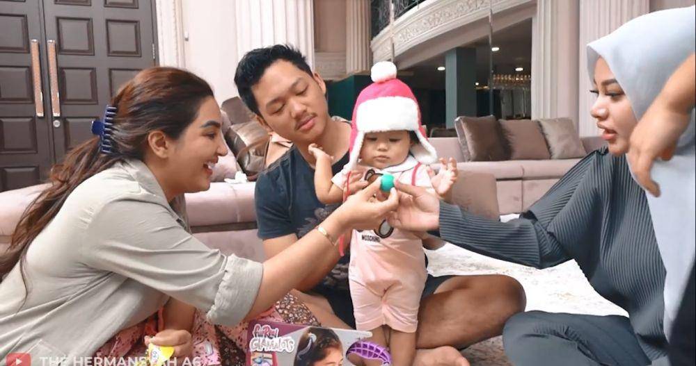 Ameena buka oleh-oleh (youtube.com/thehermansyaha6world)
